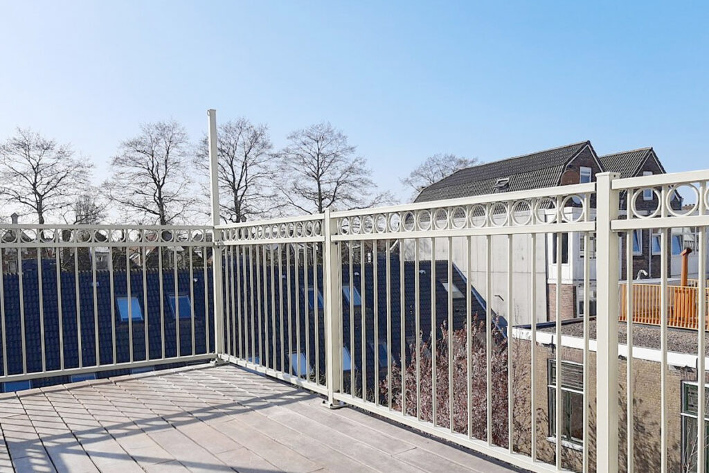 omheining dakterras van staal