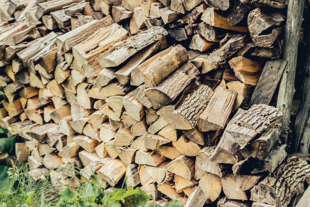 hout stapelen tegen een muur