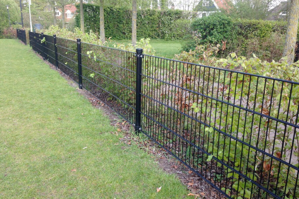 stalen hekwerk groene tuinomgeving