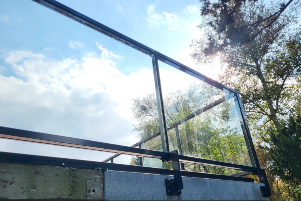 Omheining dakterras met glas