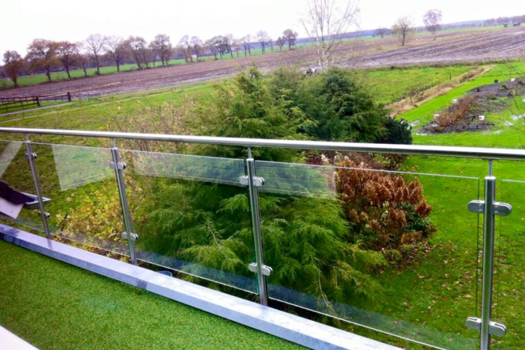 Omheining dakterras met glas