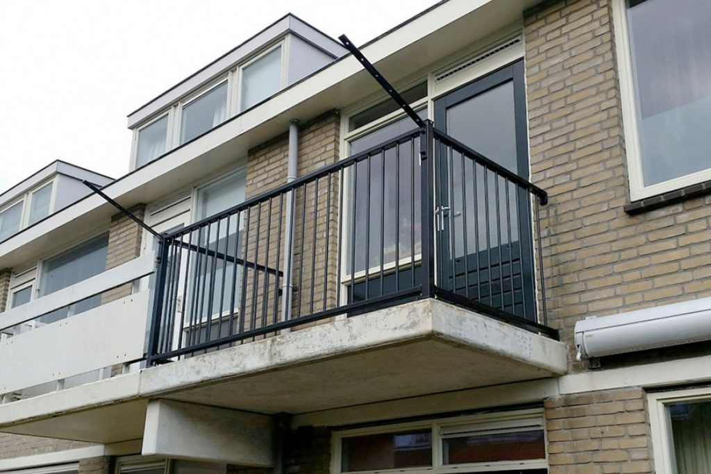 Hoe vervang ik mijn balkonhek