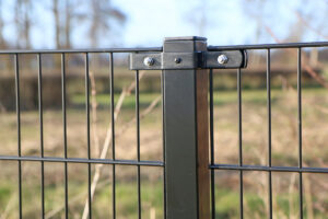 Hekwerk met vierkante palen laten plaatsen