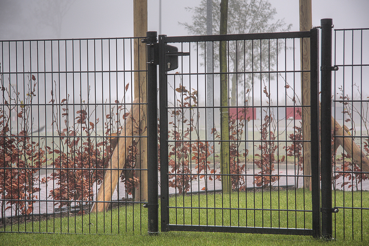 Dubbelstaafmat hekwerk met poort