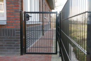 Hoe plaats je een dubbelstaafmat poort