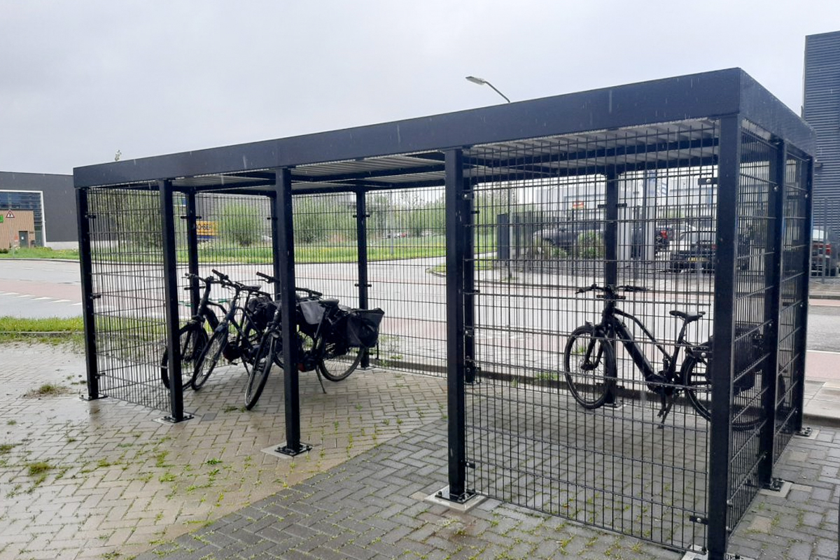 fietsenhok met groen dak