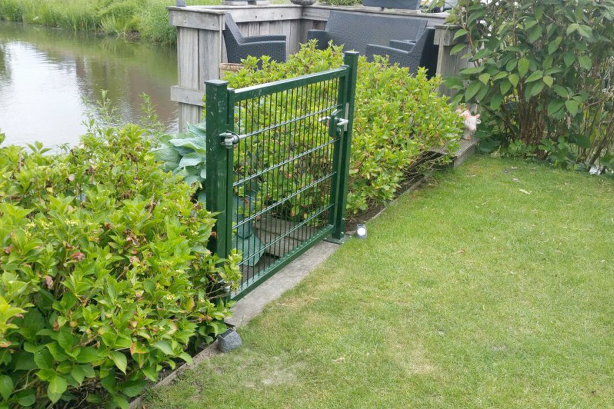 stalen hekwerk groene tuinomgeving