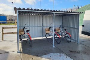 Wat is het verschil tussen verzinkt en gepoedercoat staal fietsenhokken