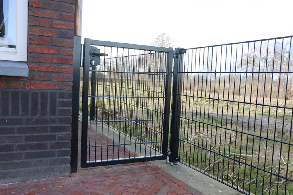 Dubbelstaafmat hekwerk laten monteren in Friesland