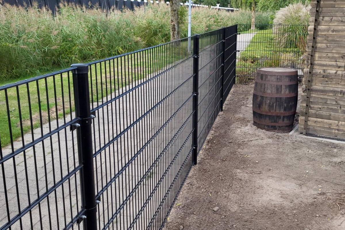 Dubbelstaafmat hekwerk laten monteren in Friesland