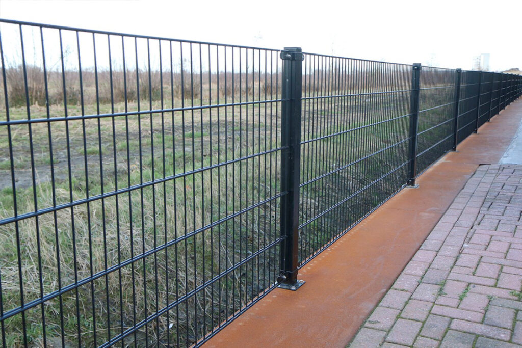 Dubbelstaafmat hekwerk laten plaatsen in Friesland