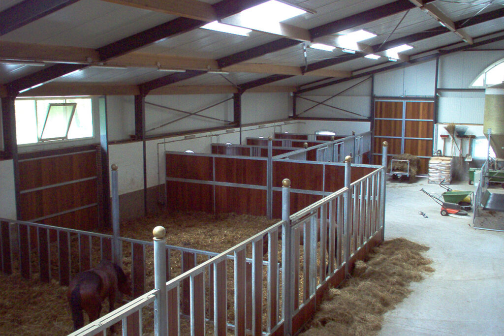 Paardenbox laten plaatsen