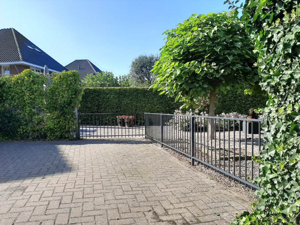 Sierhekwerk in antraciet RAL 7016 langs een moderne woning