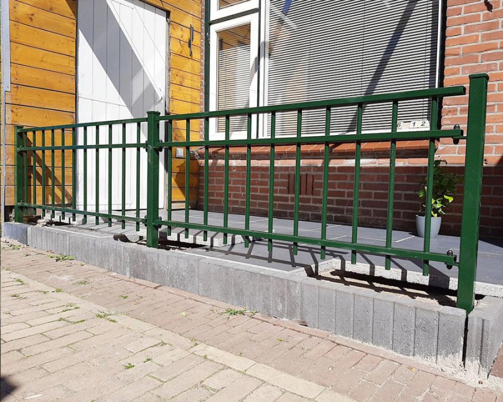 Stalen tuinhekwerk met spijlen als erfafscheiding