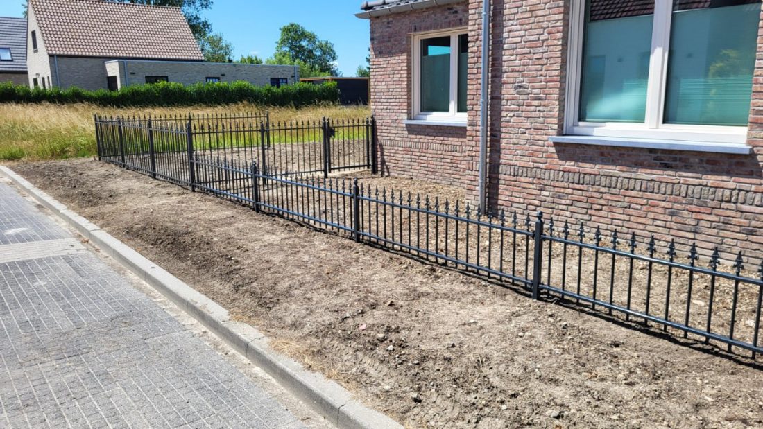 Gepoedercoat sierhekwerk in RAL 7016 langs een oprit