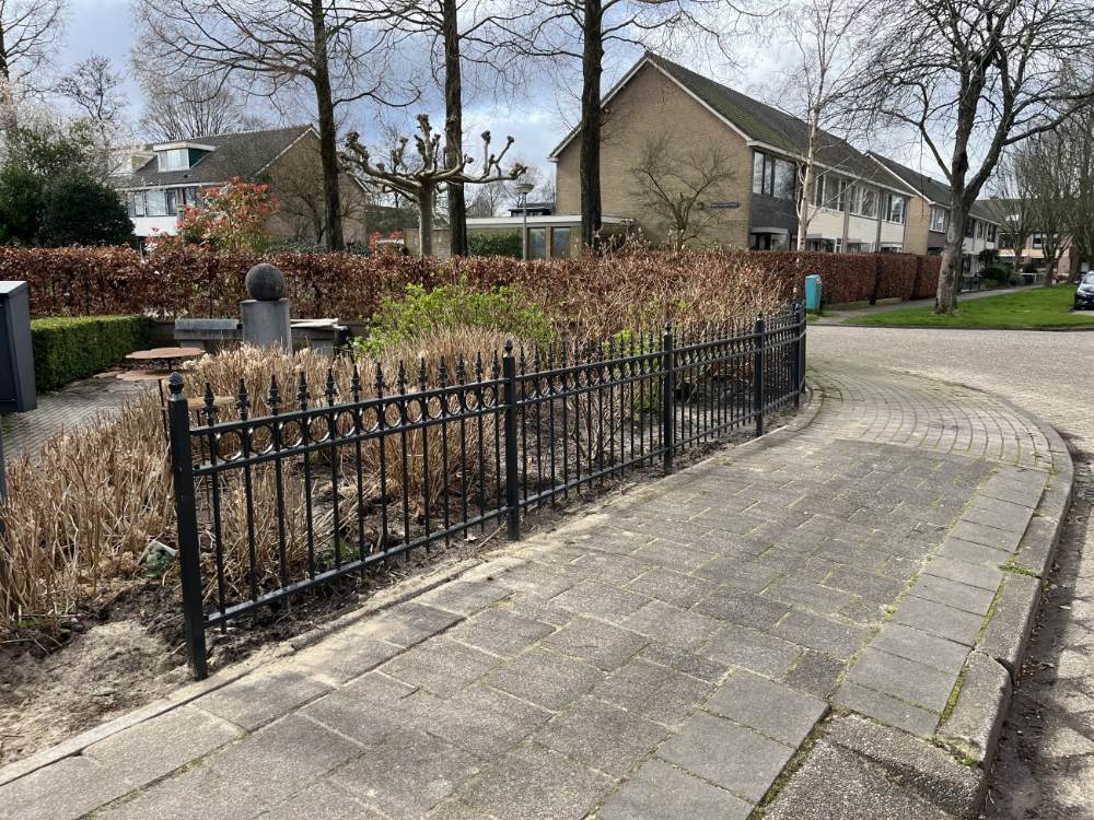 Sierhekwerk op maat in een ronde tuin