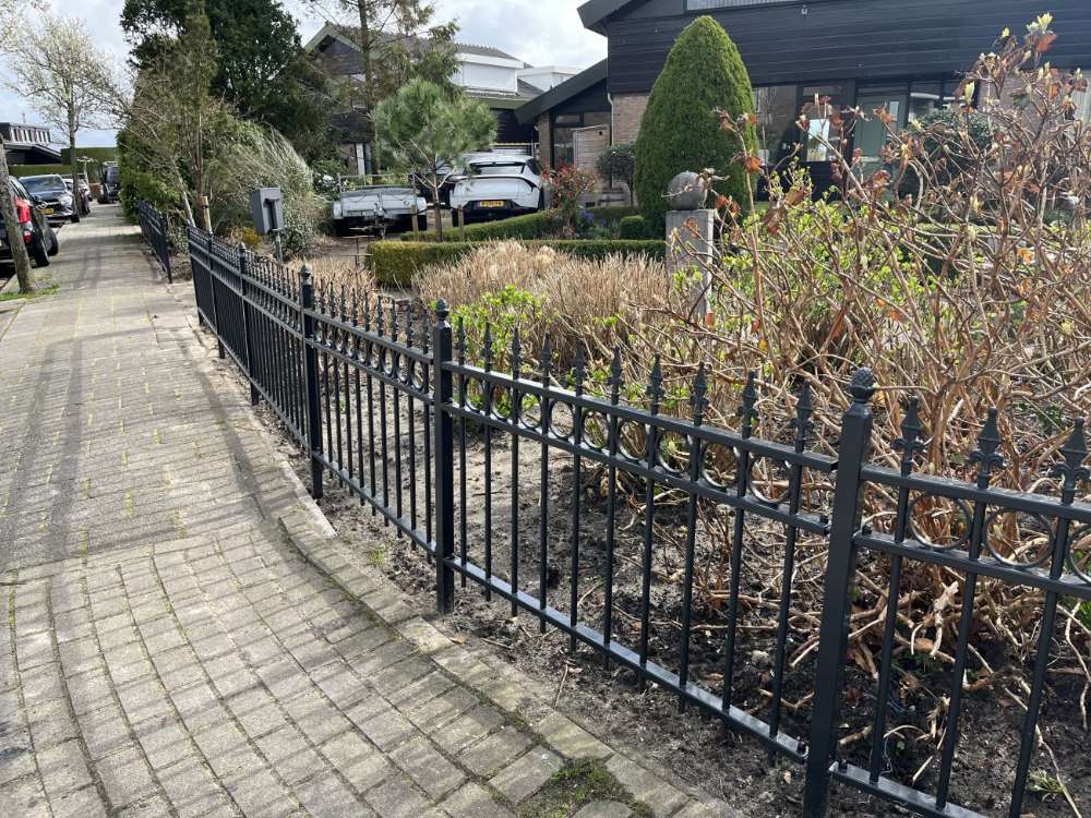 Sierhekwerk in een ronde voortuin met velden op maat