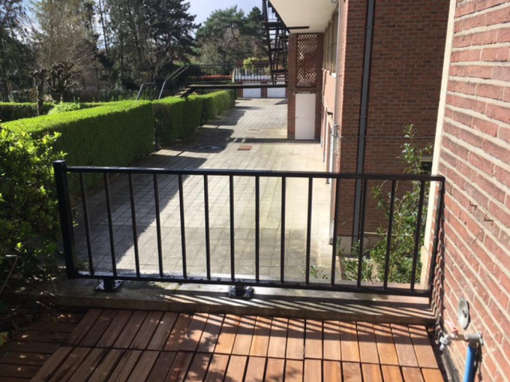 Sierhekwerk als afscheiding tussen tuin en oprit