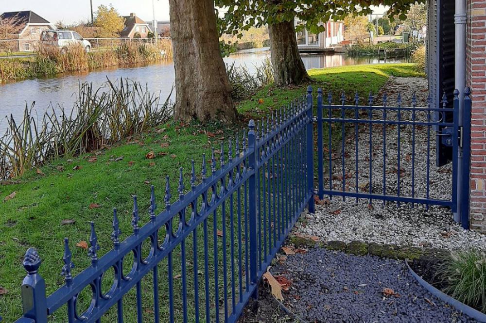 Duplex behandeld sierhekwerk in een blauwgrijze RAL-kleur