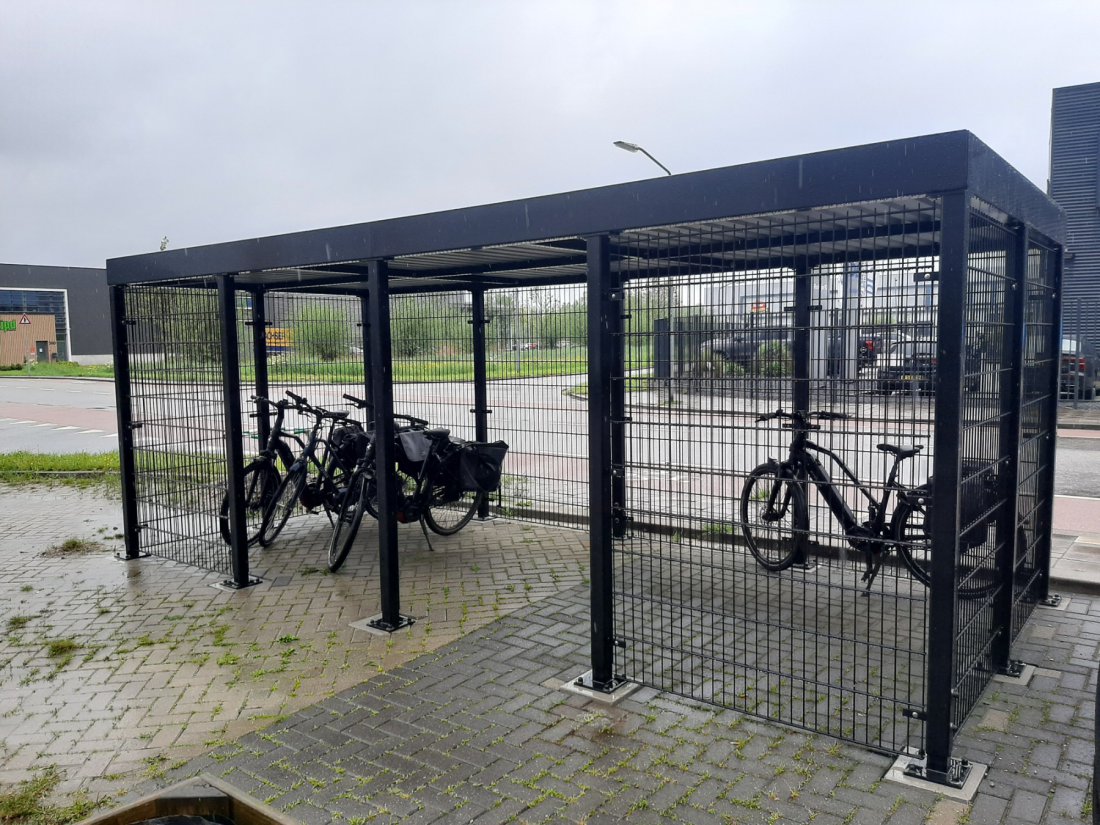 Open fietsenstalling met fietsen