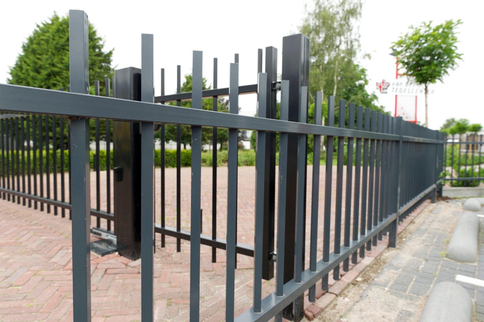 Lang recht spijlenhekwerk langs een terrein