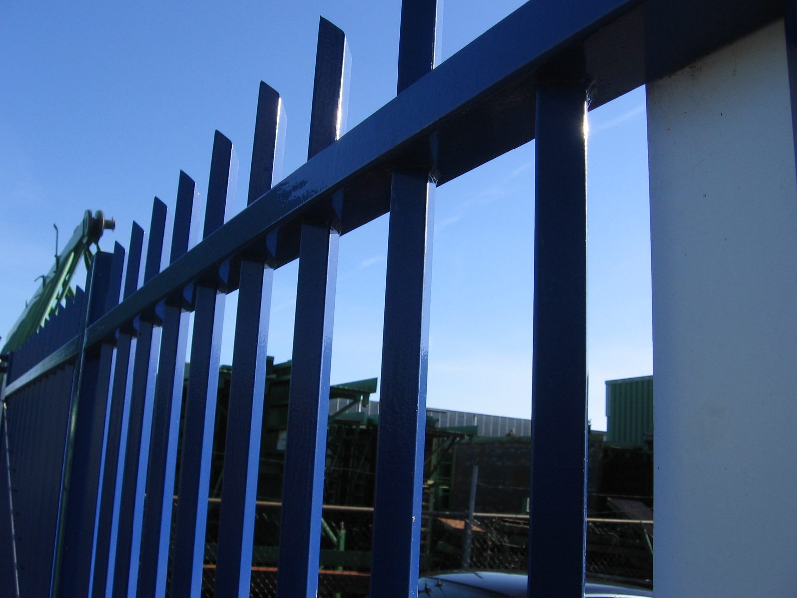 Spijlenhekwerk tegen een blauwe lucht